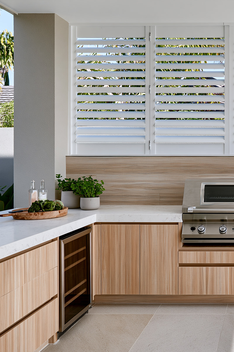 White outdoor aluminium shutters